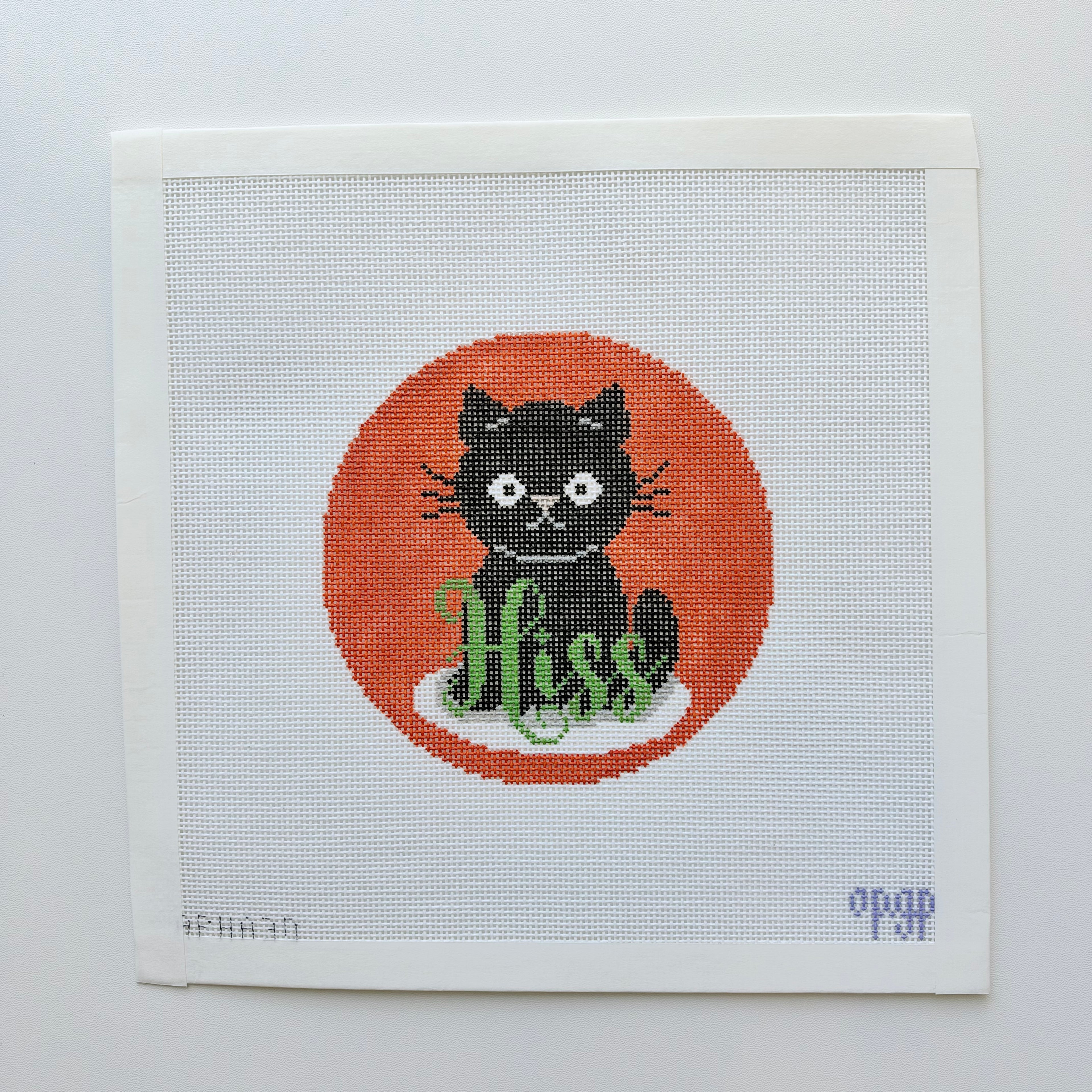APHA30 - Hiss Cat - 18M 4.5" Round - F26